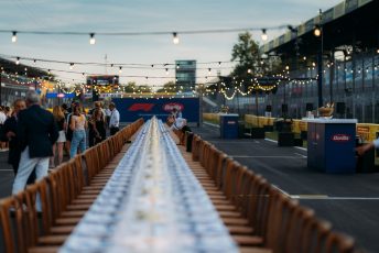 Die fast 100 Meter lange Tafel, La Tavolata by Barilla, auf dem Starting Grid in Monza (Foto: Barilla, übermittelt zur redaktionellen Nutzung durch SGC Agency)