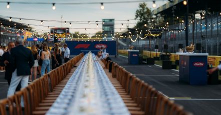 Die fast 100 Meter lange Tafel, La Tavolata by Barilla, auf dem Starting Grid in Monza (Foto: Barilla, übermittelt zur redaktionellen Nutzung durch SGC Agency)