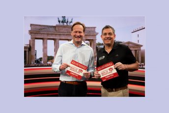 Stefan Lehmann (Generali) und Jürgen Lock (SCC Events) geben das neue Titelsponsoring des GENERALI BERLIN-MARATHON bekannt (Copyright / Quelle: Generali)