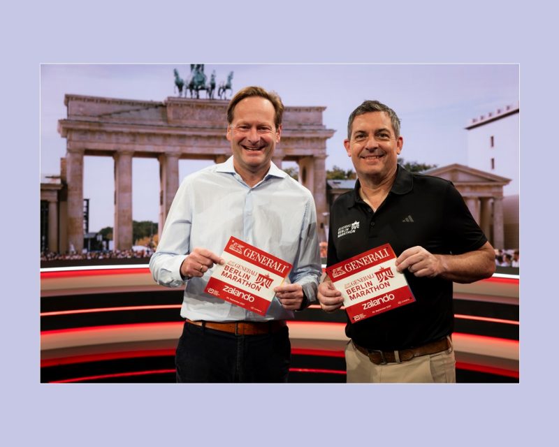Stefan Lehmann (Generali) und Jürgen Lock (SCC Events) geben das neue Titelsponsoring des GENERALI BERLIN-MARATHON bekannt (Copyright / Quelle: Generali)