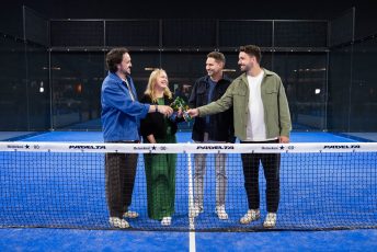 Heineken wird Nationaler Partner von Padelta. V. l. n. r.: Robin Fischer (HEINEKEN Schweiz AG, Brand Manager Heineken), Caroline Senn (HEINEKEN Schweiz AG, Group Brand Manager Global Brands), Yannick Moser (Padelta, Founder, Managing Director) und Kusi Wyss (Padelta, Founder, Head of Marketing & Operations). Foto: Heineken / Padelta, zvg.