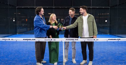 Heineken wird Nationaler Partner von Padelta. V. l. n. r.: Robin Fischer (HEINEKEN Schweiz AG, Brand Manager Heineken), Caroline Senn (HEINEKEN Schweiz AG, Group Brand Manager Global Brands), Yannick Moser (Padelta, Founder, Managing Director) und Kusi Wyss (Padelta, Founder, Head of Marketing & Operations). Foto: Heineken / Padelta, zvg.