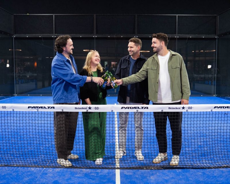 Heineken wird Nationaler Partner von Padelta. V. l. n. r.: Robin Fischer (HEINEKEN Schweiz AG, Brand Manager Heineken), Caroline Senn (HEINEKEN Schweiz AG, Group Brand Manager Global Brands), Yannick Moser (Padelta, Founder, Managing Director) und Kusi Wyss (Padelta, Founder, Head of Marketing & Operations). Foto: Heineken / Padelta, zvg.