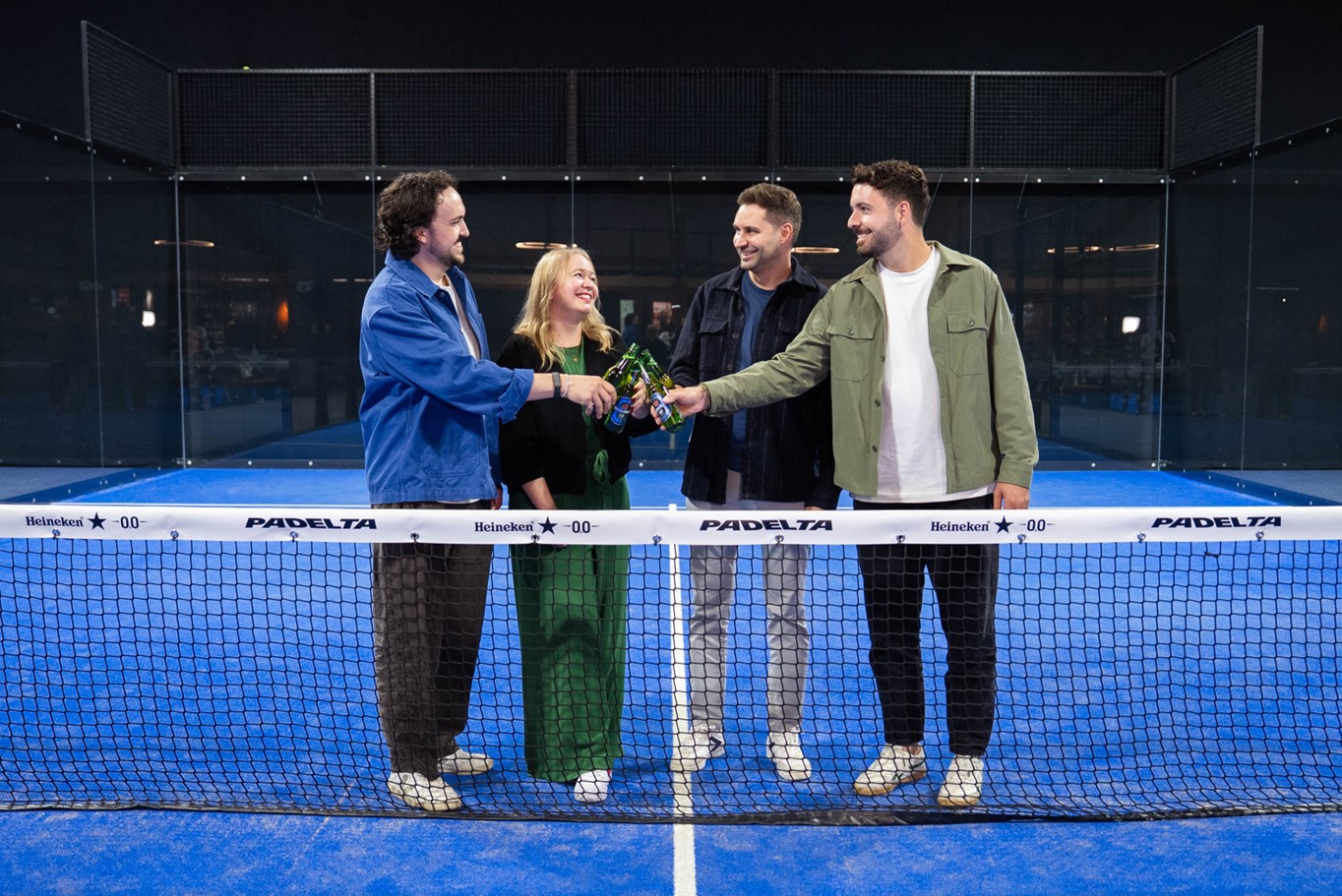 Heineken wird Nationaler Partner von Padelta. V. l. n. r.: Robin Fischer (HEINEKEN Schweiz AG, Brand Manager Heineken), Caroline Senn (HEINEKEN Schweiz AG, Group Brand Manager Global Brands), Yannick Moser (Padelta, Founder, Managing Director) und Kusi Wyss (Padelta, Founder, Head of Marketing & Operations). Foto: Heineken / Padelta, zvg.